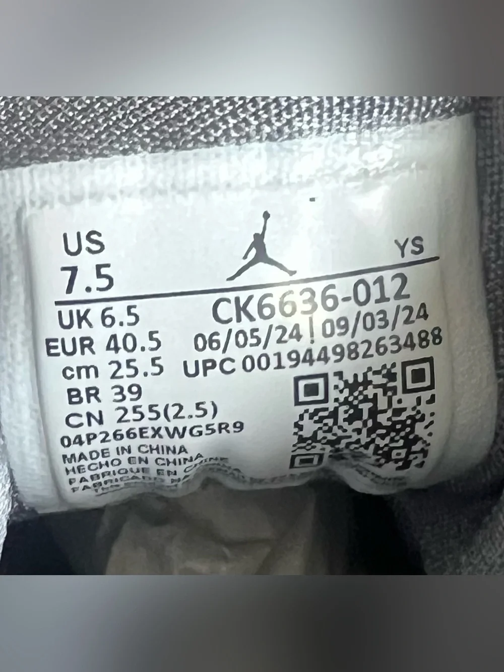 Men's Size 7.5 Max Aura 2 Mid Sneaker Grey and White
